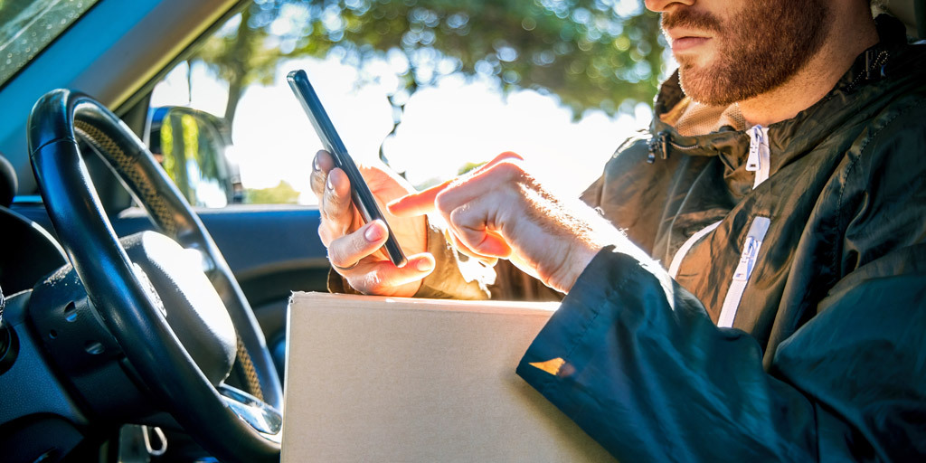 last-mile-delivery-driver-on-mobile