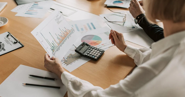 Retailer calculating ROI on carrier management software